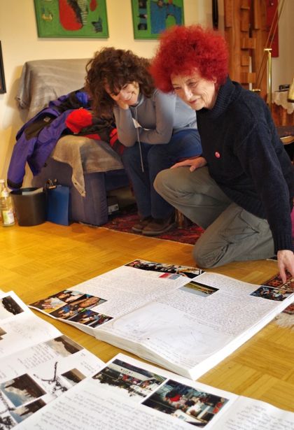 Renate Christin im Atelier mit Antonia Kienberger; Foto: Wolf Erdel