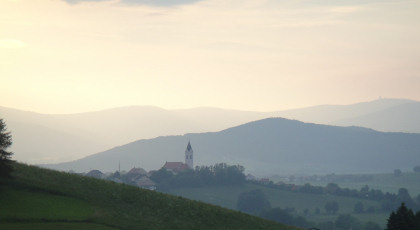 Blick vom Gelben Stein auf Eschlkam und die Höhenzüge des Bayerwaldes; Foto: Wolf Erdel