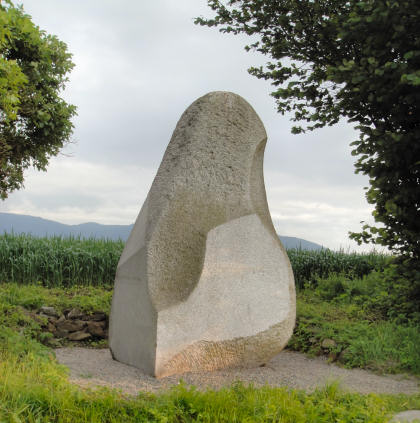 Karl Aichinger: "Waldtaube und Löwenzahn - Figur an der Quelle"; Foto: Wolf Erdel