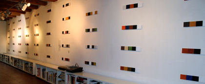 Hasso von Henninges: Wandinstallation 300 Farbfelder Galerie Erdel, Regensburg