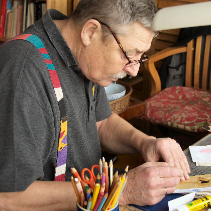 Volker Pfüller im Atelier; Foto: Wolf Erdel