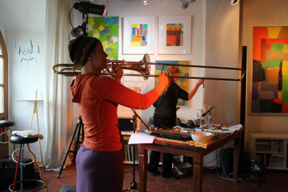 Anka Draugelates und Cheryl E. Leonard beim Soundcheck im artspace Erdel; Foto: Wolf Erdel
